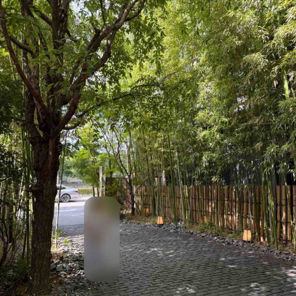 ふふ京都 竹林に囲まれたアプローチ