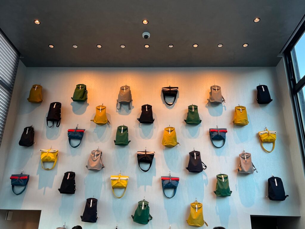 星のや富士 チェックイン リュック選びの様子