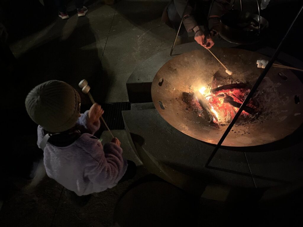 星のや富士 焚き火で焼くマシュマロ体験