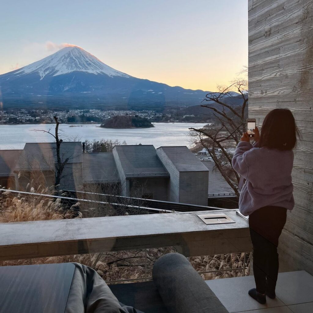 星のや富士 冬の夕暮れと富士山