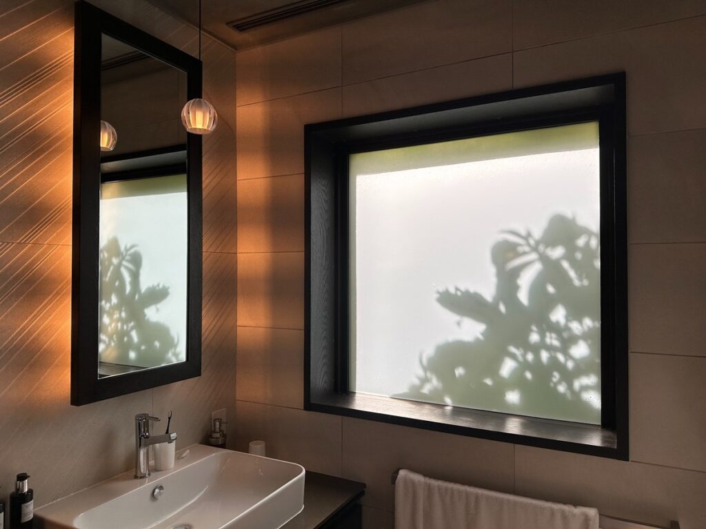 星のやの客室バスルームに映る植物の影