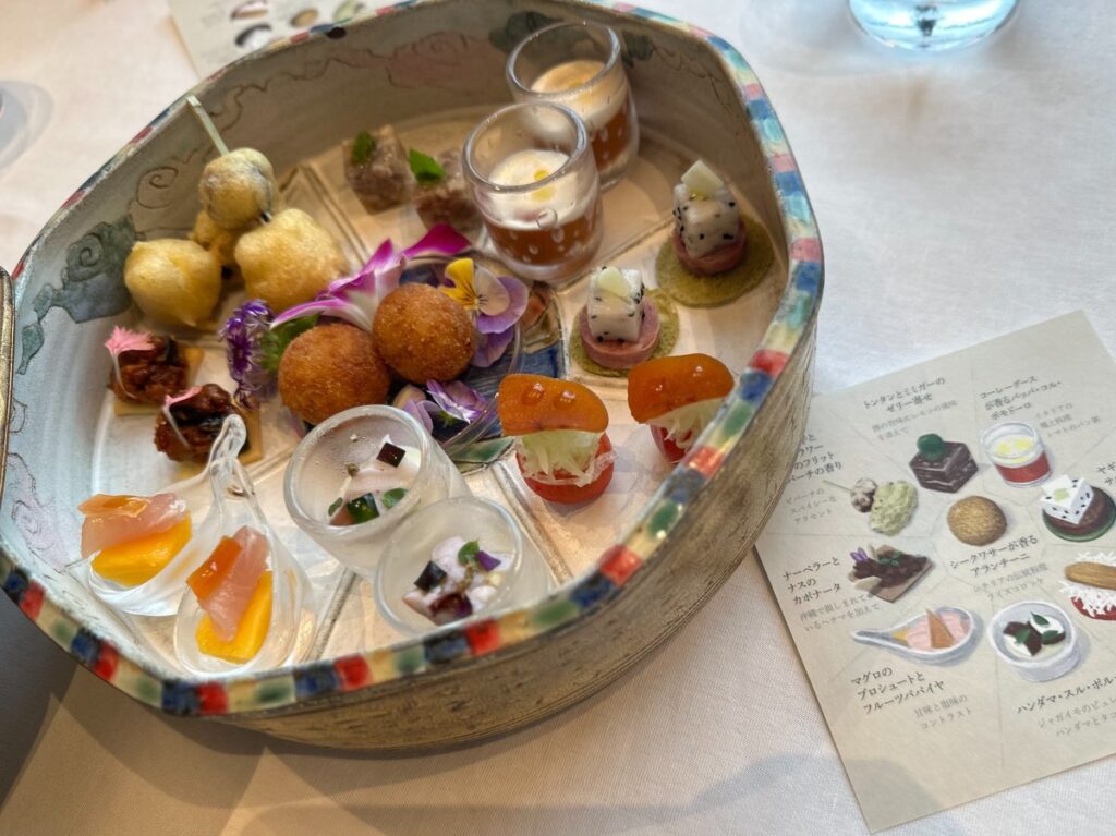 星のや沖縄の前菜盛り合わせと蓋を開ける演出