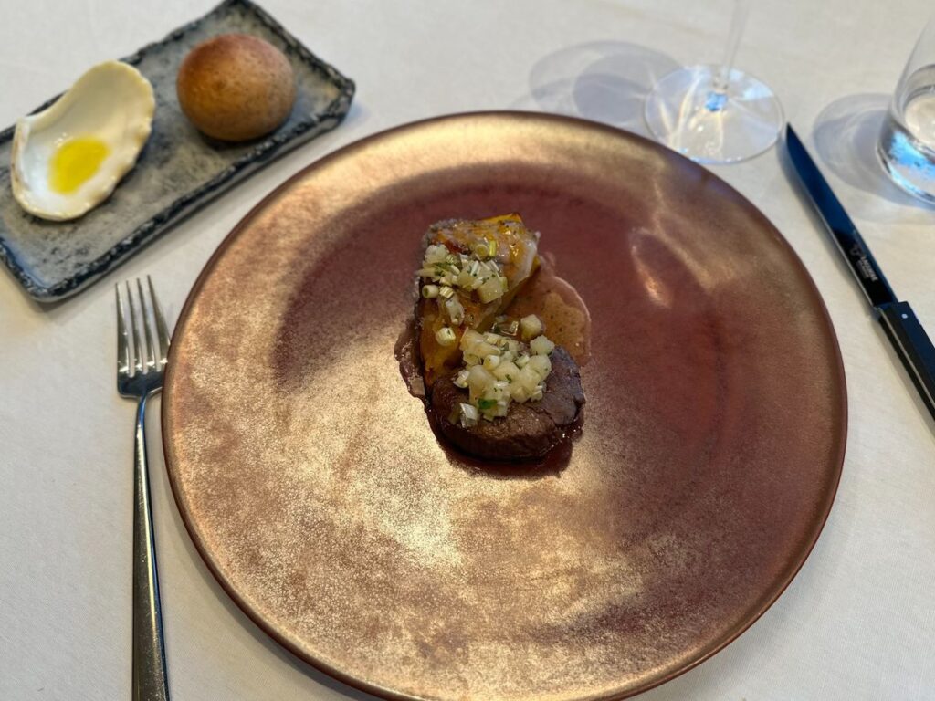 星のや沖縄のコース料理で提供された肉料理