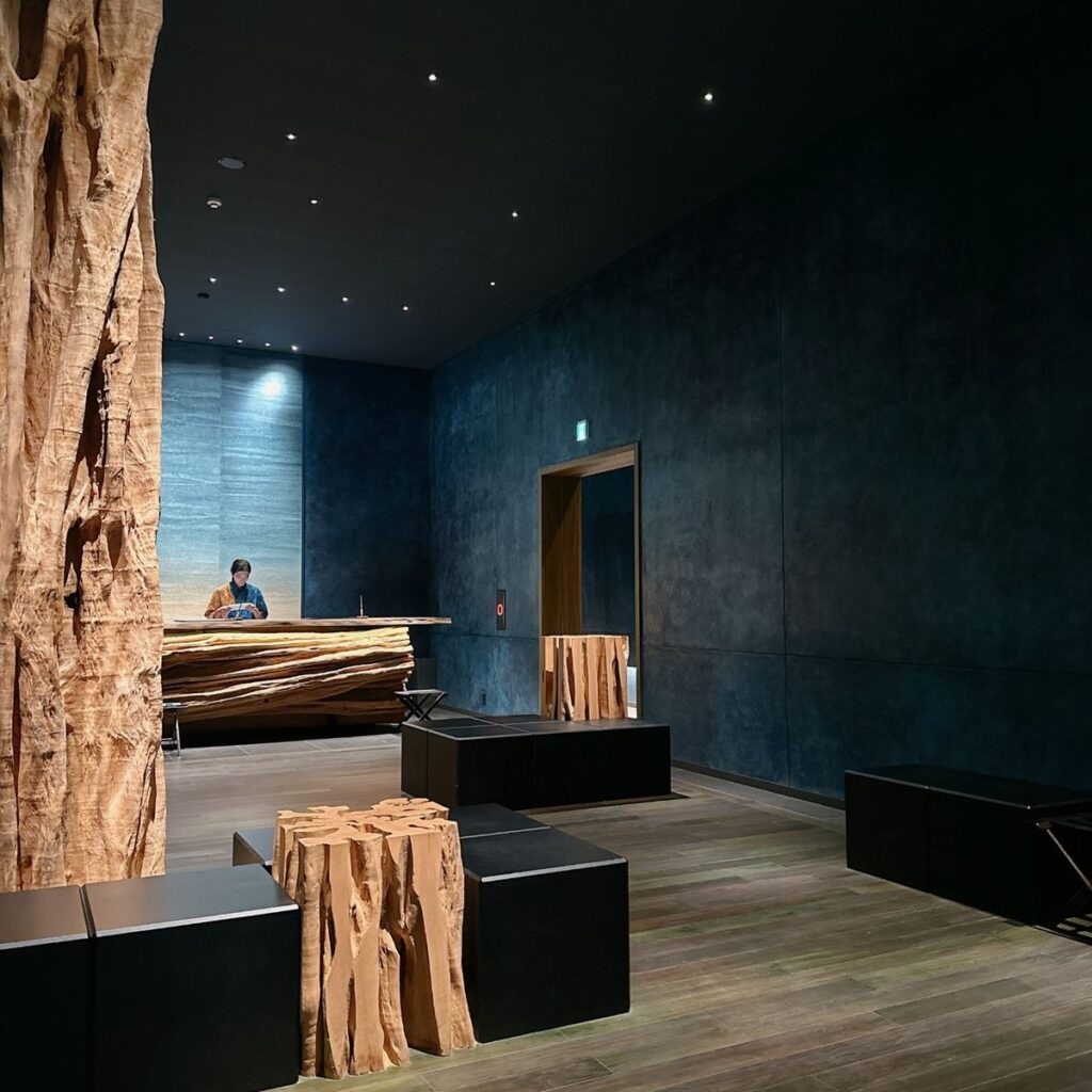 星のや沖縄の深海のような静けさを感じるエントランスロビー