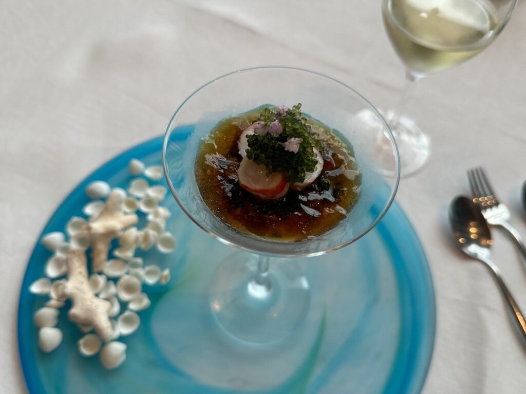 星のや沖縄のブルーの器に盛り付けられた前菜料理