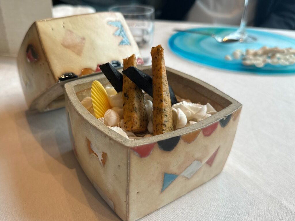 星のや沖縄やちむんの器を使った前菜