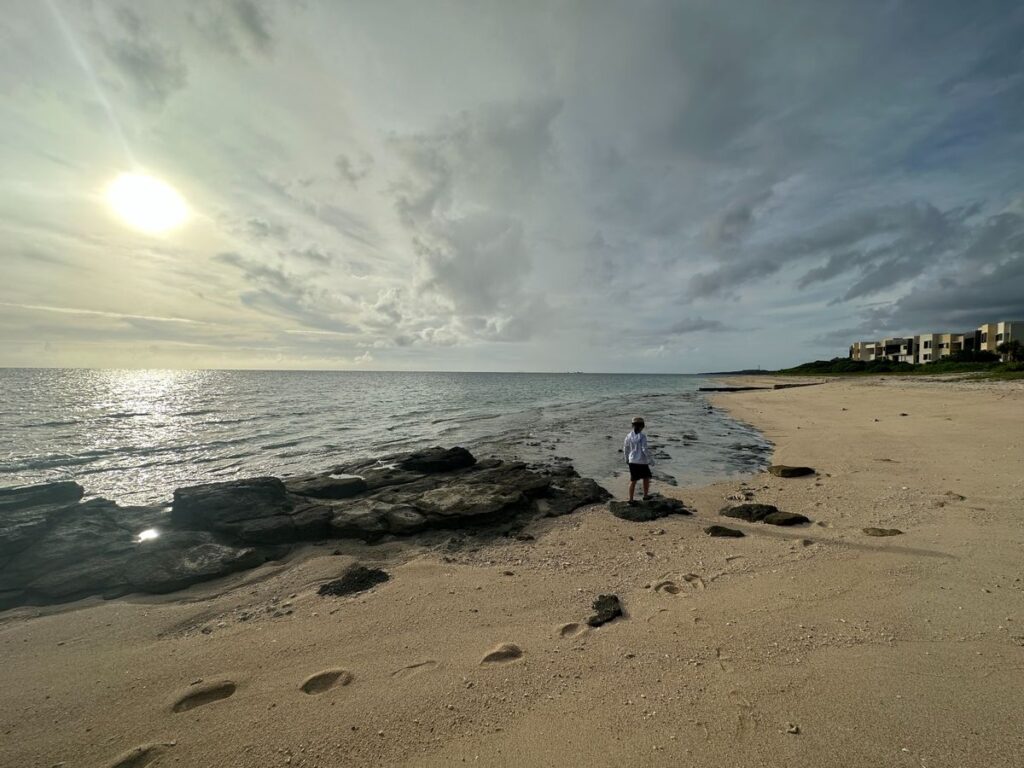 星のや沖縄のビーチでシーグラスを探す子ども