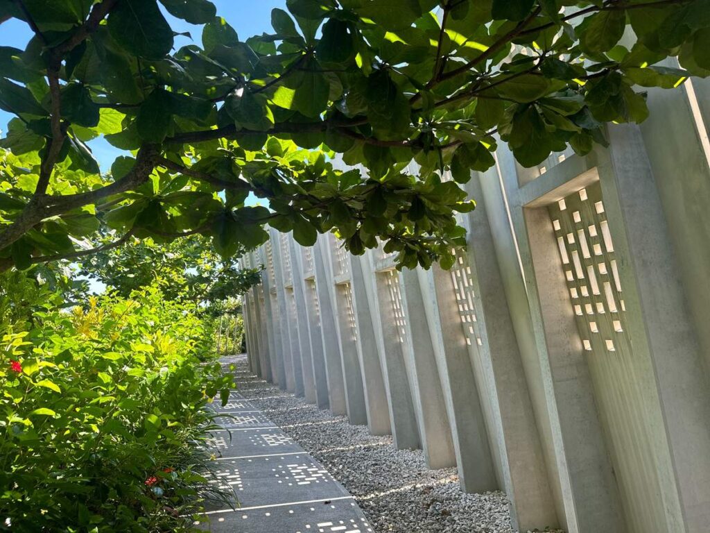 星のや沖縄の建築美と木漏れ日が映る通路の影