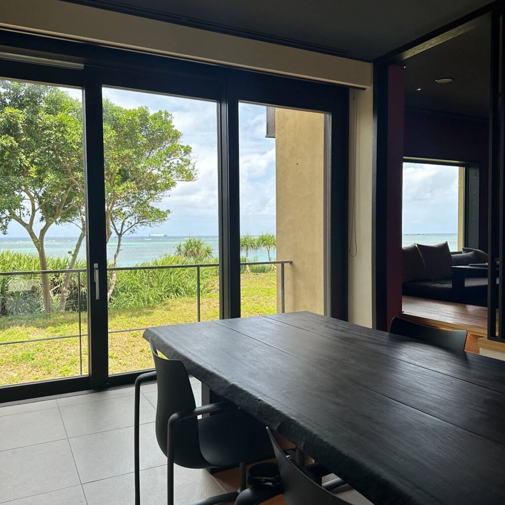 星のや沖縄の客室に入った瞬間の開放的なリビング空間