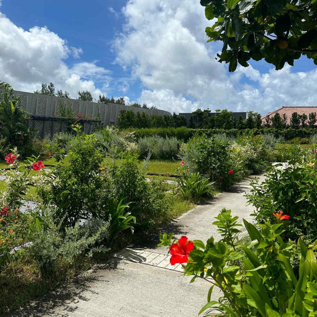 星のや沖縄の客室へ続く緑と花に囲まれた小道
