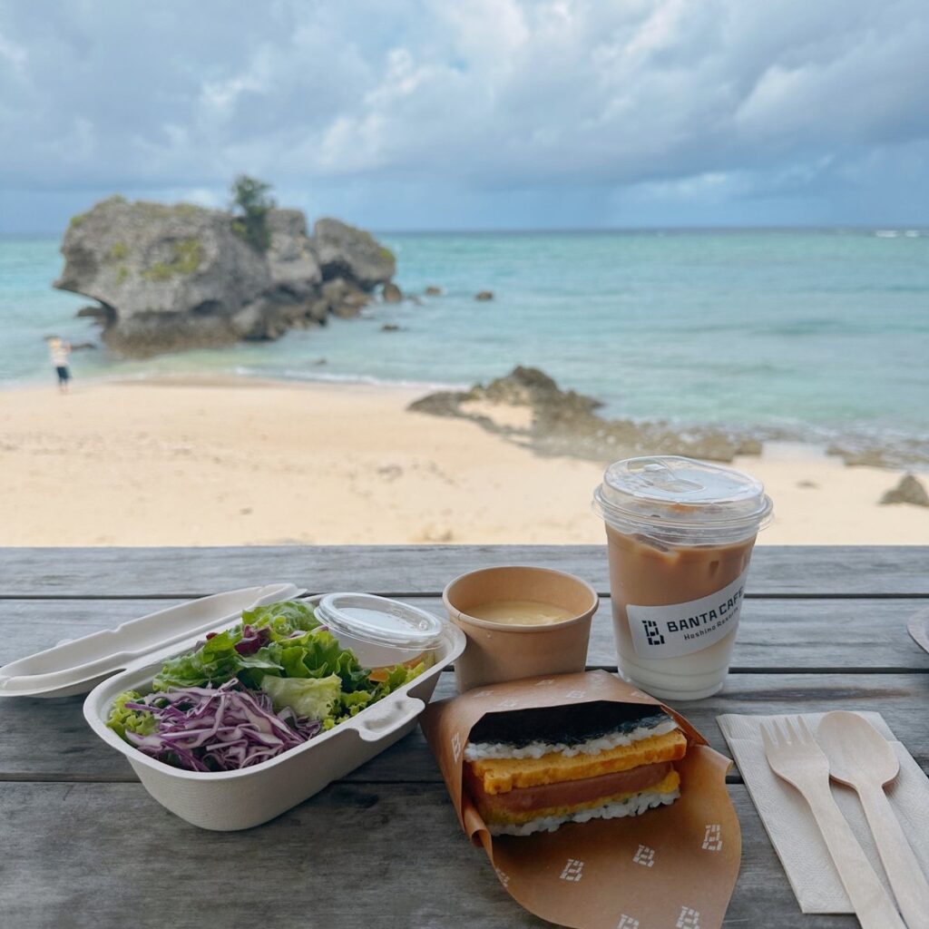 星のや沖縄のカフェで楽しむ軽食と海を望むテラス席